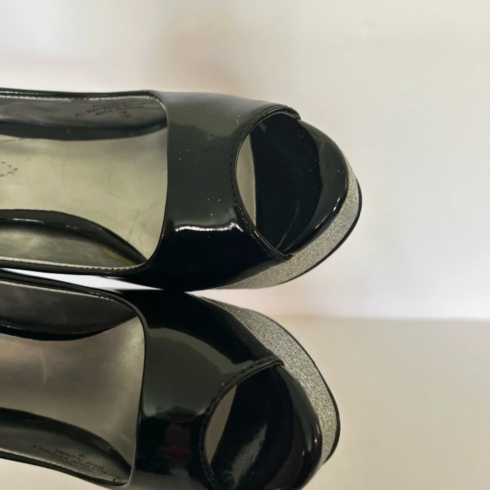 Guess Black and Silver Peep Toe HeelsSize 7